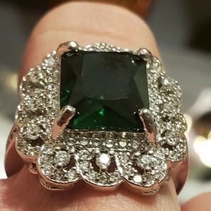 Gorgeous Sz 6 Emerald Ring